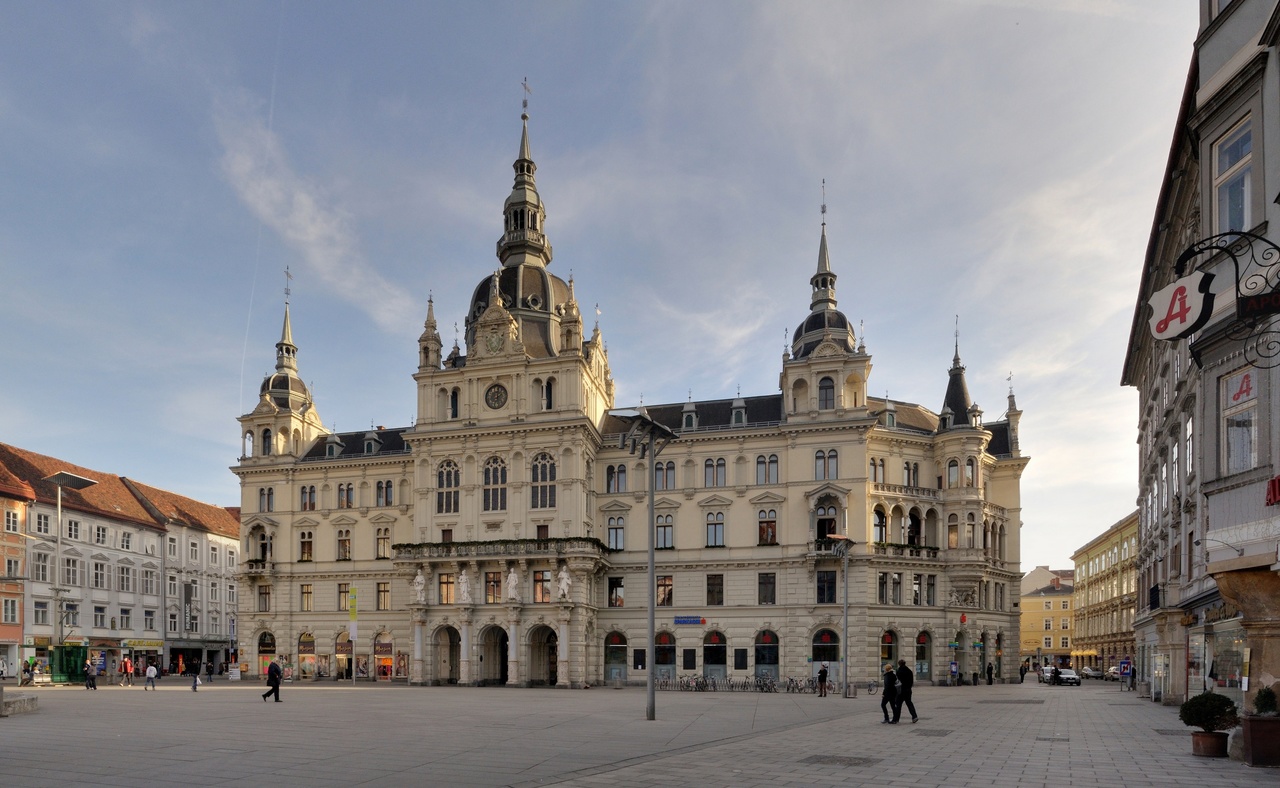 Ратуша Граца (Graz Rathaus) располагается в самом центре города – на главной площади Hauptplatz