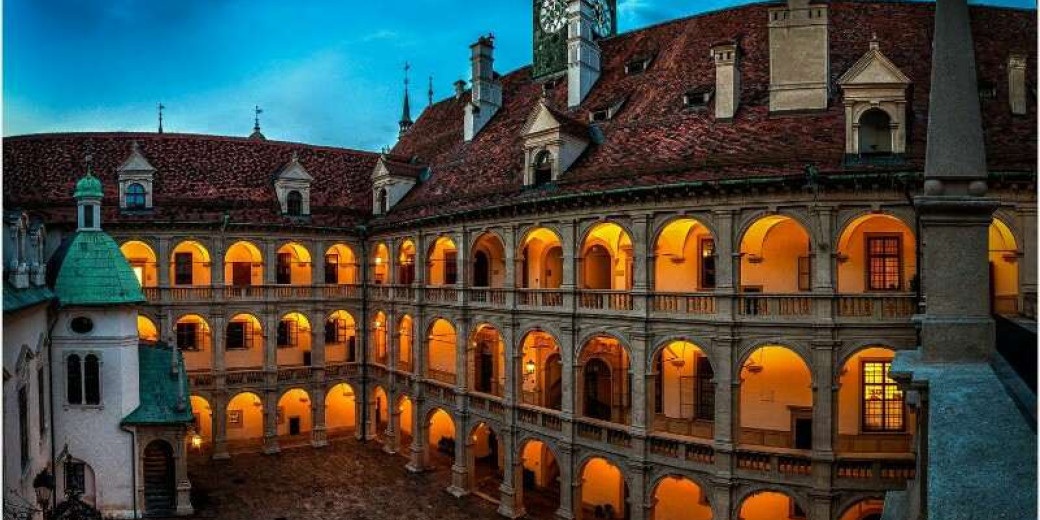 Ландхаус (нем. Linzer Landhaus) — дворец, расположенный в центре Линца, отделяющий кварталы старого города от остальной его части.